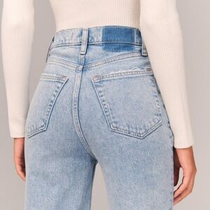 ABERCROMBIE & FITCH 90's straight ultra high rise blue woman distressed jean NWT
